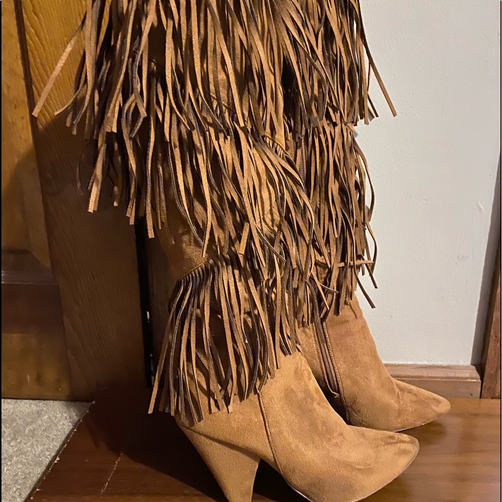 Suede fringed boots with heel.